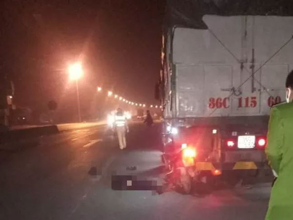 Xe máy phóng nhanh găm vào đuôi xe tải, nam thanh niên tử vong tại chỗ