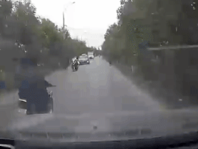 CLIP: 'Thủ phạm' lao vào lùm cây tẩu thoát sau khi hạ gục 2 thanh niên, tài xế tung clip làm sáng tỏ vụ việc