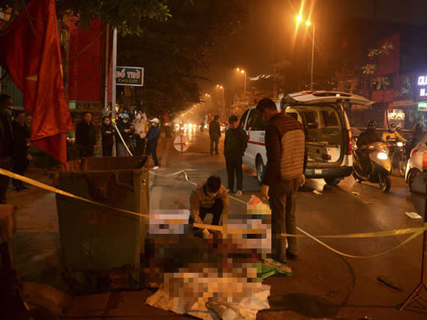 Người dân phẫn nộ, đau xót chứng kiến thai nhi cạnh thùng rác trên đường Lê Duẩn được đưa đi