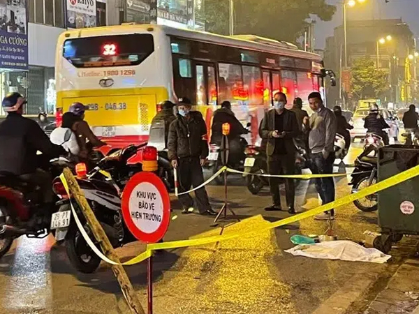 Vụ thai nhi trong chiếc túi đen cạnh thùng rác bị ô tô cán qua: Trước khi được phát hiện, có người đốt vàng mã rồi bỏ đi
