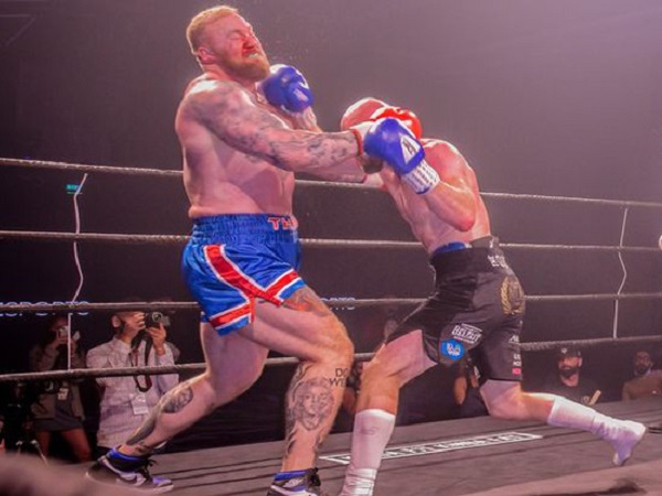 'Người khỏe nhất hành tinh' cao 2m06 hùng hổ bước vào trận đấu boxing với đối thủ 'tí hon', kết quả sau đó khiến nhiều người phải ngỡ ngàng