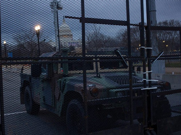 Washington trước lễ nhậm chức: Hàng rào sừng sững như pháo đài, xe Humvee lượn khắp phố