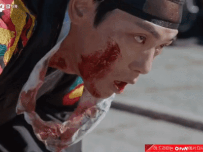 'Anh hoàng' Kim Jung Hyun bị ám sát bằng 'bom nhang', máu me be bét cả người ở Mr. Queen tập 12