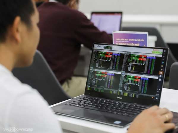 Nghịch lý trong 'cơn sóng' đầu tư chứng khoán