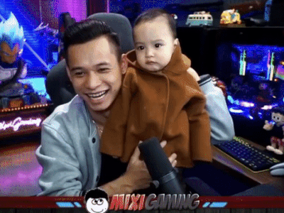 Thái độ triệu view của bé Cáo - con trai thứ 2 của Độ Mixi khi bị bố đem ra làm trò đùa trên sóng livestream