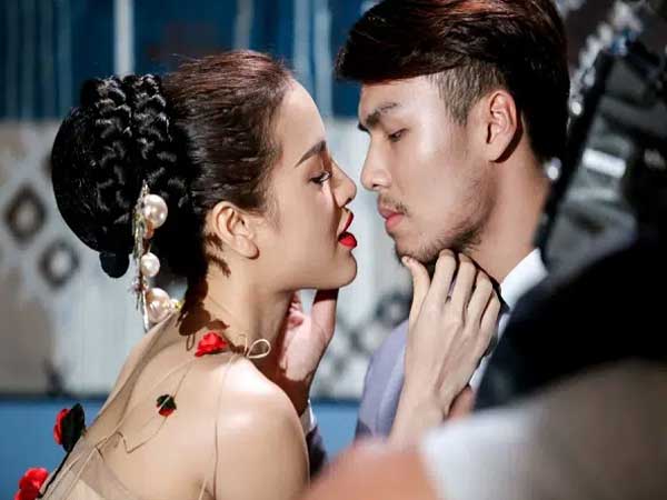 Phụ nữ thường bị tan chảy trước cử chỉ 'yêu thương' này của đàn ông mà không biết đó là 'viên đạn bọc đường' cần tránh xa kẻo khổ