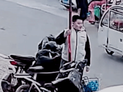 Video: Thiếu niên bị dính lưỡi vì liếm thanh kim loại dưới trời -16 độ C