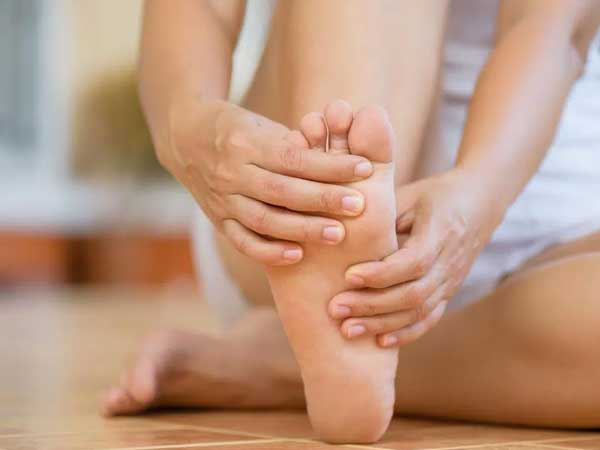 Khi mạch máu não bị tắc nghẽn, sẽ có 4 biểu hiện này ở bàn chân, chú ý để phòng tránh đột quỵ bất ngờ