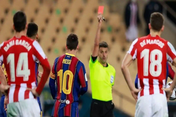 Messi có thể bị treo giò tới 12 trận trong lần bị thẻ đỏ đầu tiên ở Barca