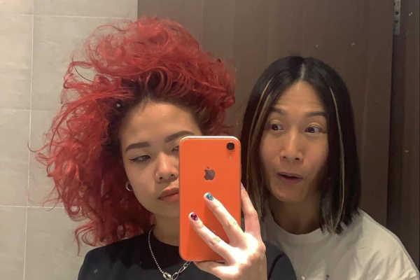 Tlinh khoe 'chị' mẹ, đến phụ huynh còn chơi hệ tóc phẩy line thế này bảo sao con gái không ngầu