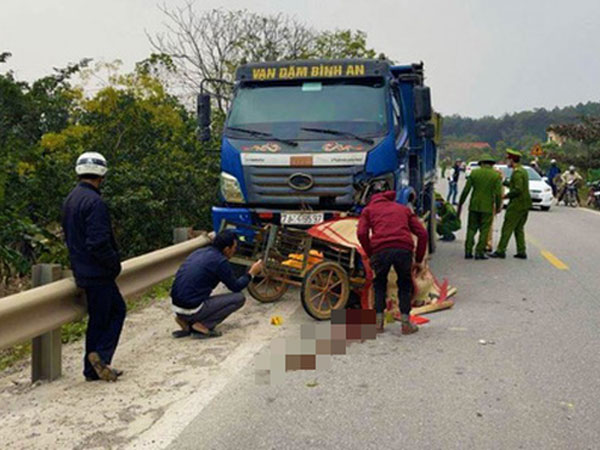 Xe tải cuốn xe máy vào gầm, hai bố con tử vong