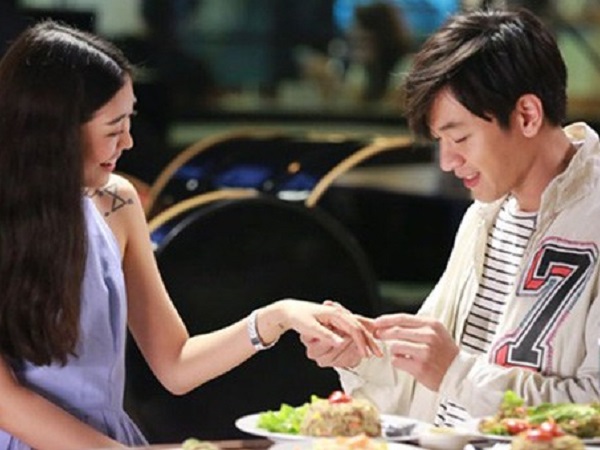Ly hôn anh rể cho chị tôi toàn bộ tài sản, nhìn sấp tài liệu tôi liền biết lý do