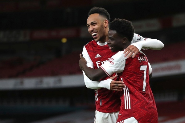 Aubameyang lập cú đúp, Arsenal bắn hạ 'Chích chòe'
