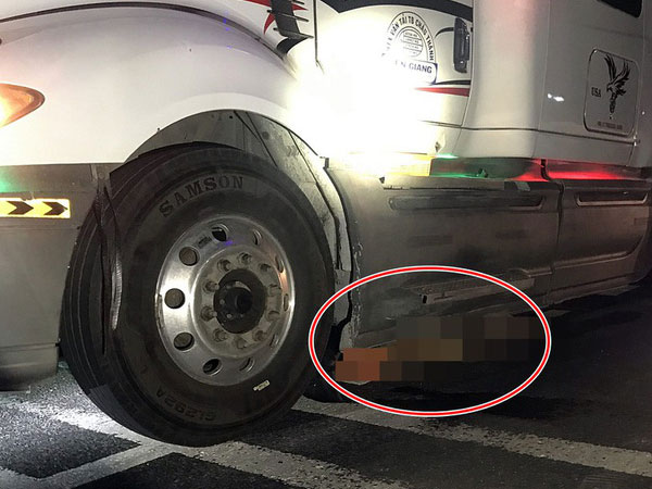 Vụ container kéo lê nạn nhân 60km: Cả tài xế và vợ ngồi trên xe đều khẳng định... không biết gì