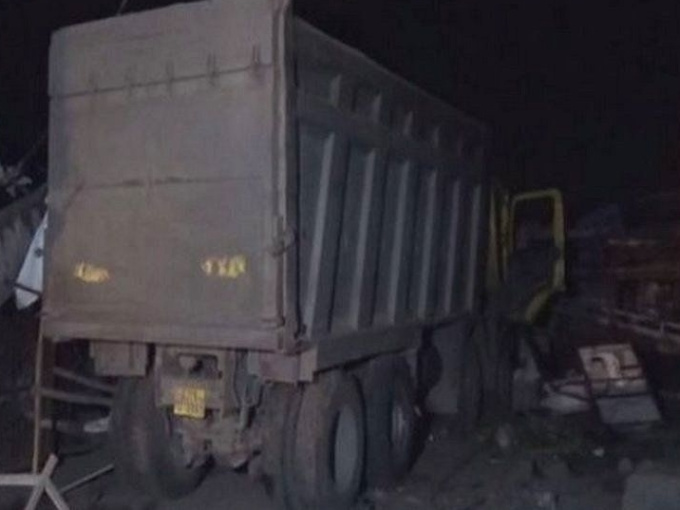 Đang ngủ trên vỉa hè, 15 người bị xe tải tông chết