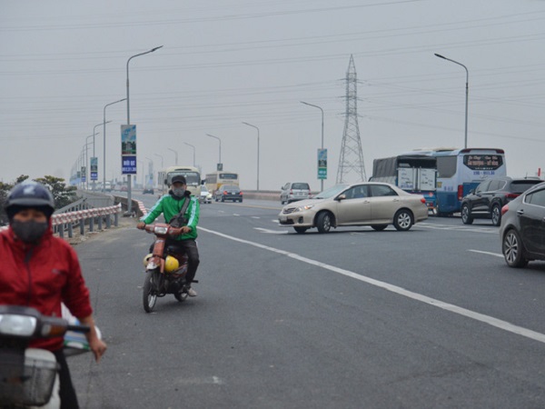 Hàng loạt ô tô bất chấp nguy hiểm, biển cấm, ngang nhiên quay đầu trên tuyến đường cao tốc đẹp nhất Hà Nội