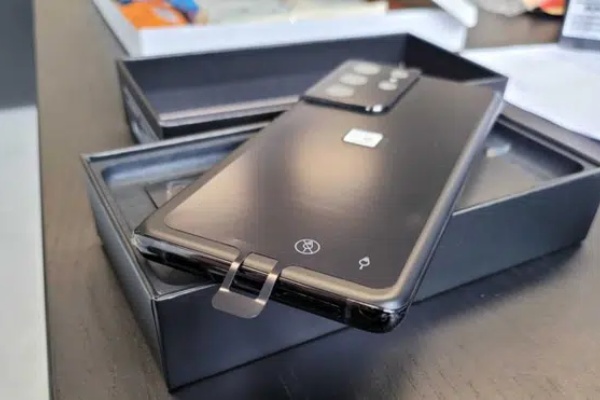 Samsung Galaxy S21 có một lỗi thiết kế nhỏ, có thể khiến người dùng chọc nhầm lỗ
