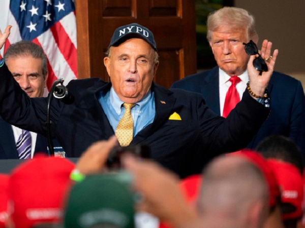 Hé lộ mức giá 'đắt cắt cổ' để mua được suất ân xá của TT Trump: Những ai được hưởng lợi?