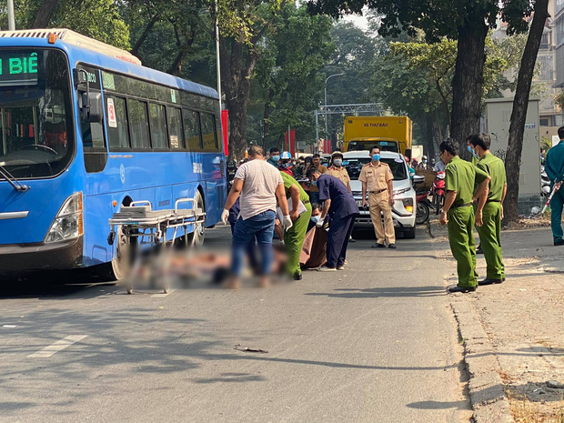 Đi bộ qua đường, một phụ nữ bán vé số ở trung tâm Sài Gòn bị xe bus cán tử vong