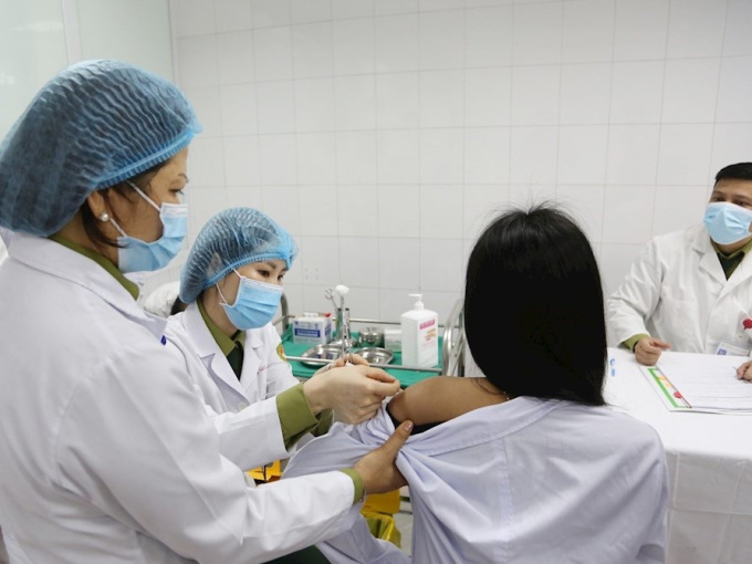 Việt Nam tiêm vắc xin Nanocovax mũi 2 cho 17 người