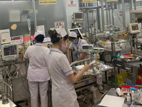Vụ bé trai 3 tuổi phù não tử vong với nhiều vết bầm bất thường trên cơ thể: Công an triệu tập cha và người giữ bé