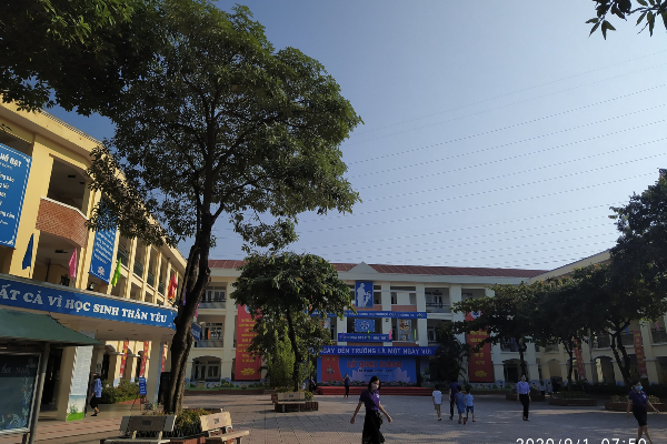 Đi họp phụ huynh, không thấy con được tuyên dương học sinh xuất sắc, ông bố sáng tác hẳn một bài thơ đọc xong sao mà thâm thúy quá