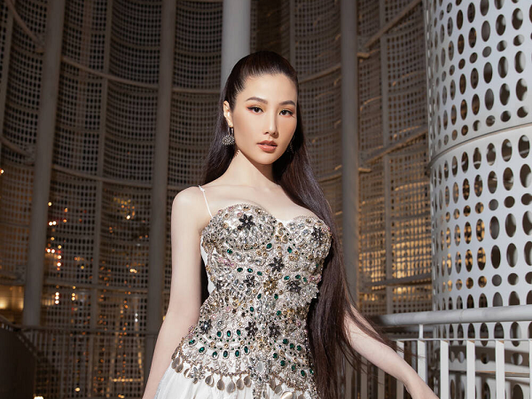 Diễm My 9X bất ngờ khoe ngực căng đầy táo bạo