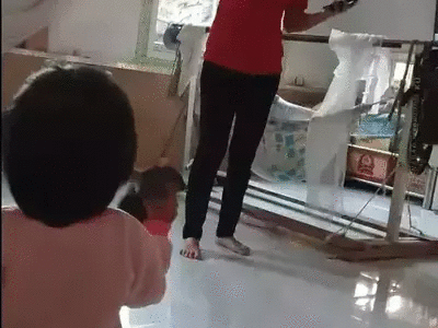 Để con gái cầm chuột, người mẹ khiến dân mạng vô cùng phẫn nộ
