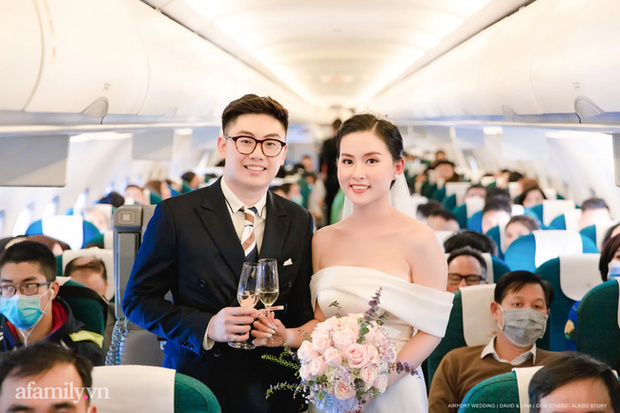 Màn rước dâu cực sang chảnh bằng máy bay của cặp đôi chú rể Hà Nội cô dâu Đà Nẵng, sốc hơn nữa là sự xuất hiện của dàn siêu xe trị giá hàng chục tỷ đồng!