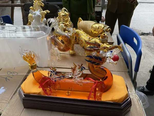 Hà Nội: Đột nhập cơ sở 'phù phép' rượu trôi nổi thành rượu ngoại tiền triệu
