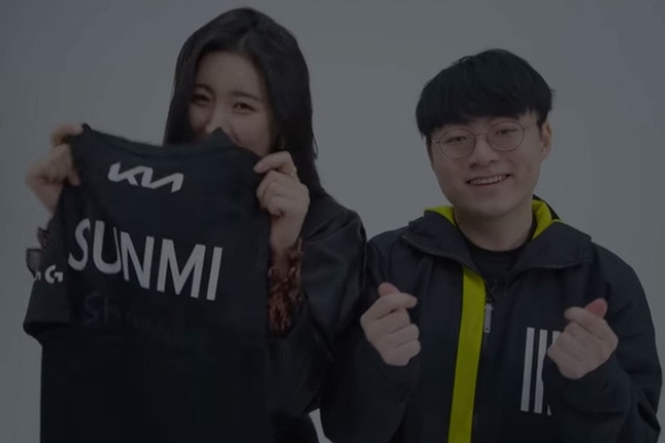 Cựu thành viên Wonder Girls - Sunmi hướng dẫn Showmaker cách selfie sau khi thấy idol chụp ảnh quá thảm họa