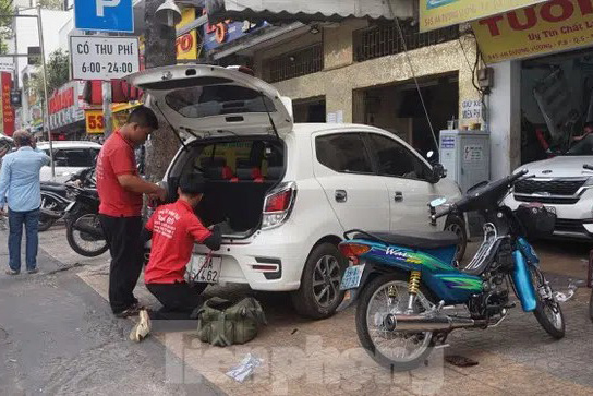Người Sài Gòn tất bật tân trang 'xế cưng' đón Tết