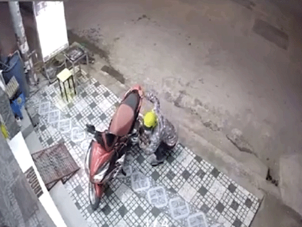 Video: Màn trộm xe máy của nam thanh niên khiến dân mạng phì cười