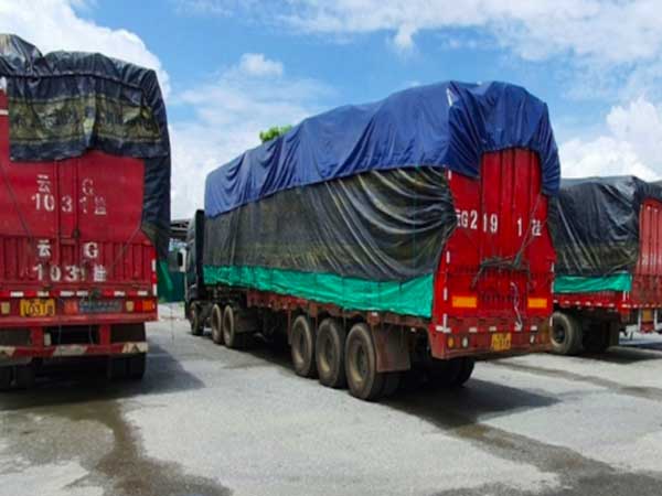 Gần 100 ô tô tải chở đầy hàng lậu vô chủ bỏ rơi ở Lào Cai