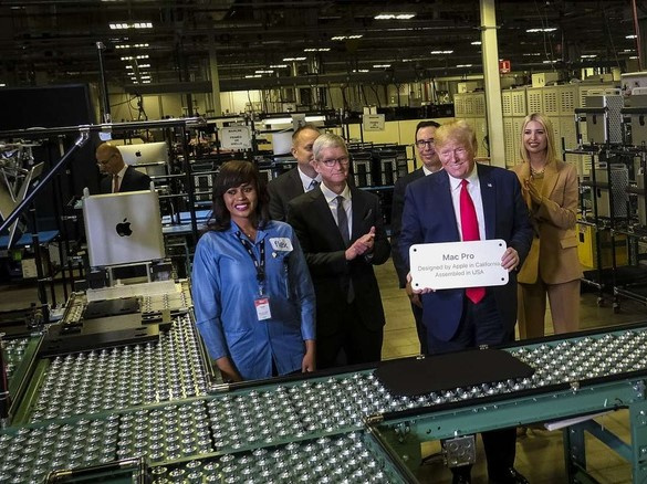 Tim Cook tặng cựu Tổng thống Mỹ Donald Trump chiếc Mac Pro trị giá 6.000 USD