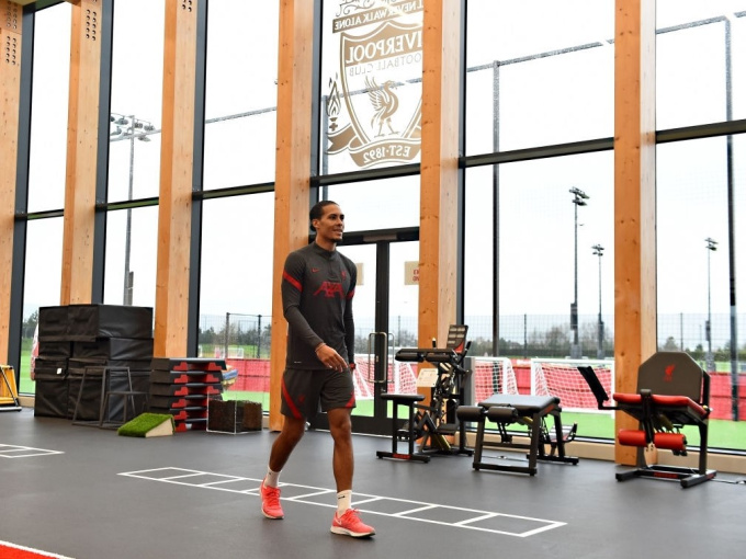 HLV Klopp tiết lộ tình hình hiện tại của Van Dijk
