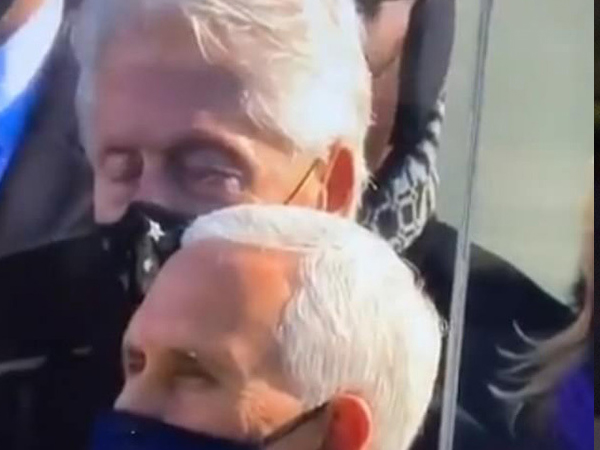 Cựu tổng thống Bill Clinton 'ngủ gật' trong lễ nhậm chức của Joe Biden