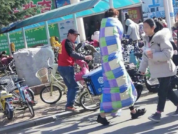 Không chịu được rét đậm rét hại, chàng thanh niên làm 1 chuyện khiến dân mạng cười ra nước mắt