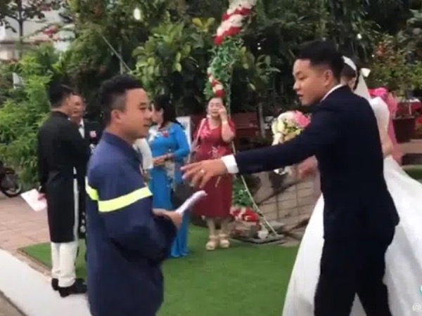 Xôn xao clip anh lính cứu hỏa còn mặc nguyên đồng phục lẫn xe tới dự đám cưới bạn thân và sự thật được chính người trong cuộc tiết lộ