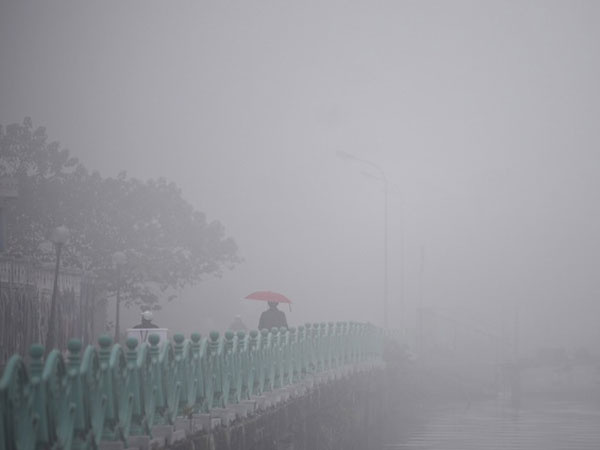 Bắc Bộ sáng có sương mù và mưa vài nơi, ô nhiễm không khí tại Hà Nội ở mức báo động