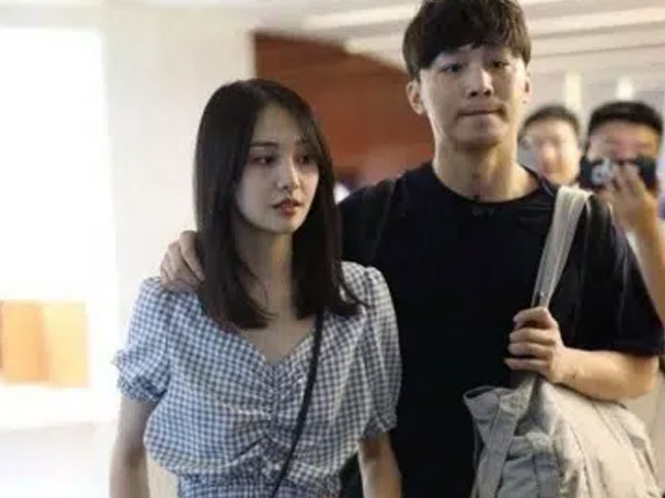 Bạn của Trương Hằng tiết lộ thêm về 'phốt' nợ tiền mang thai hộ, tiện thể tố cáo Trịnh Sảng chưa từng đến thăm con