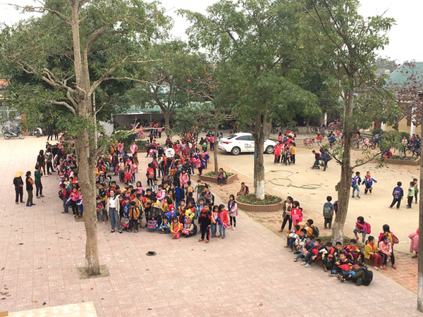 Cháy lớp học, hàng trăm học sinh tiểu học sơ tán