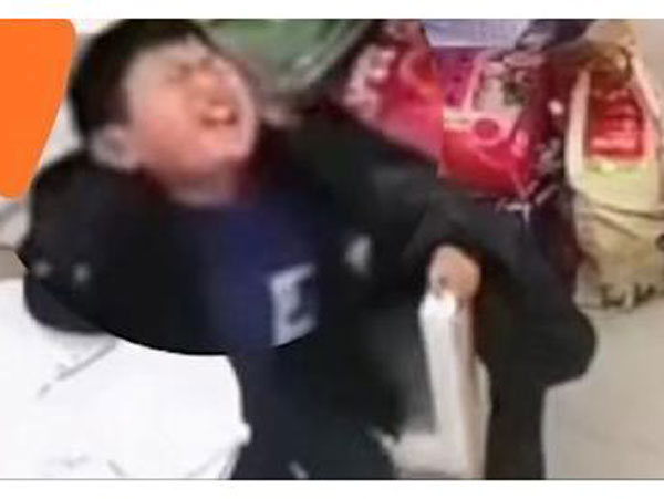 Bé trai đang ngồi học bỗng nhăn nhó rồi ngã lăn xuống sàn đau đớn, ai cũng lo lắng đến khi biết sự thật thì không thể nhịn được cười