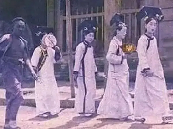 Nhóm cung nữ kỳ quặc đột nhiên xuất hiện ở Tử Cấm Thành giữa mưa bão năm 1992, sau gần 30 năm vẫn chưa có lời giải đáp