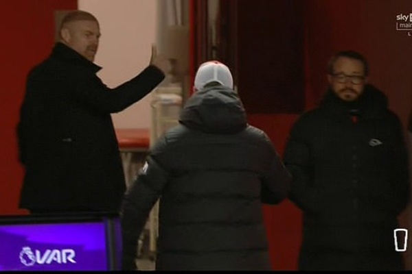 HLV Klopp cay cú sau tranh cãi, đuổi theo HLV Burnley vào trong đường hầm
