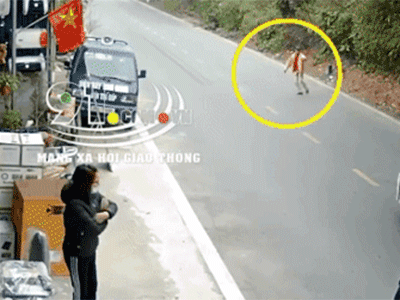 Đang đi bộ, người đàn ông bất ngờ lao ra giữa đường chặn đầu xe tải