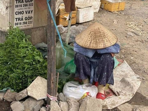 Bà cụ bán rau ngồi bó gối giữa phố Sài Gòn khiến dân mạng cảm động, bất ngờ nhất là hành động của chàng trai chụp hình