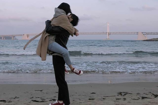 Những mối tình lâu năm trong bóng tối còn đáng sợ hơn cả những mối tình thầm, vì khi nó vỡ, ta chết cả tâm can