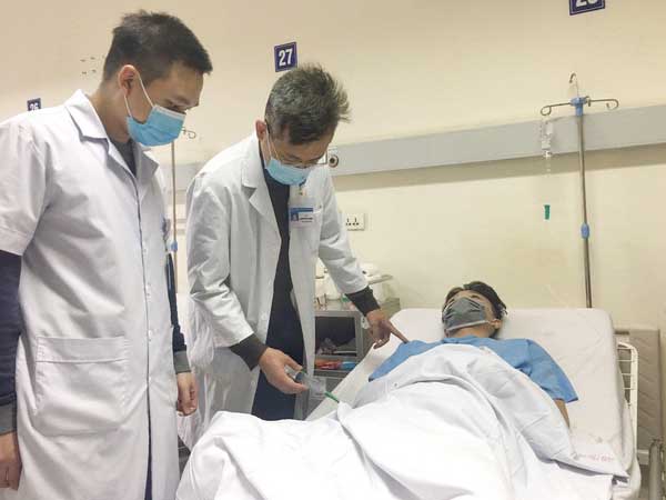 Thiếu niên 16 tuổi vỡ tinh hoàn trong lúc tranh chấp bóng chuyền