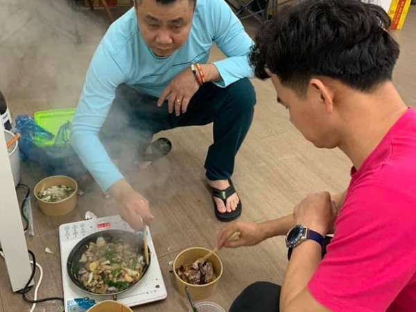 Hé lộ 'căn bếp dã chiến' của Táo Quân lúc 2 giờ sáng: Tự Long buồn ngủ díp cả mắt vẫn cố gắng vì khán giả